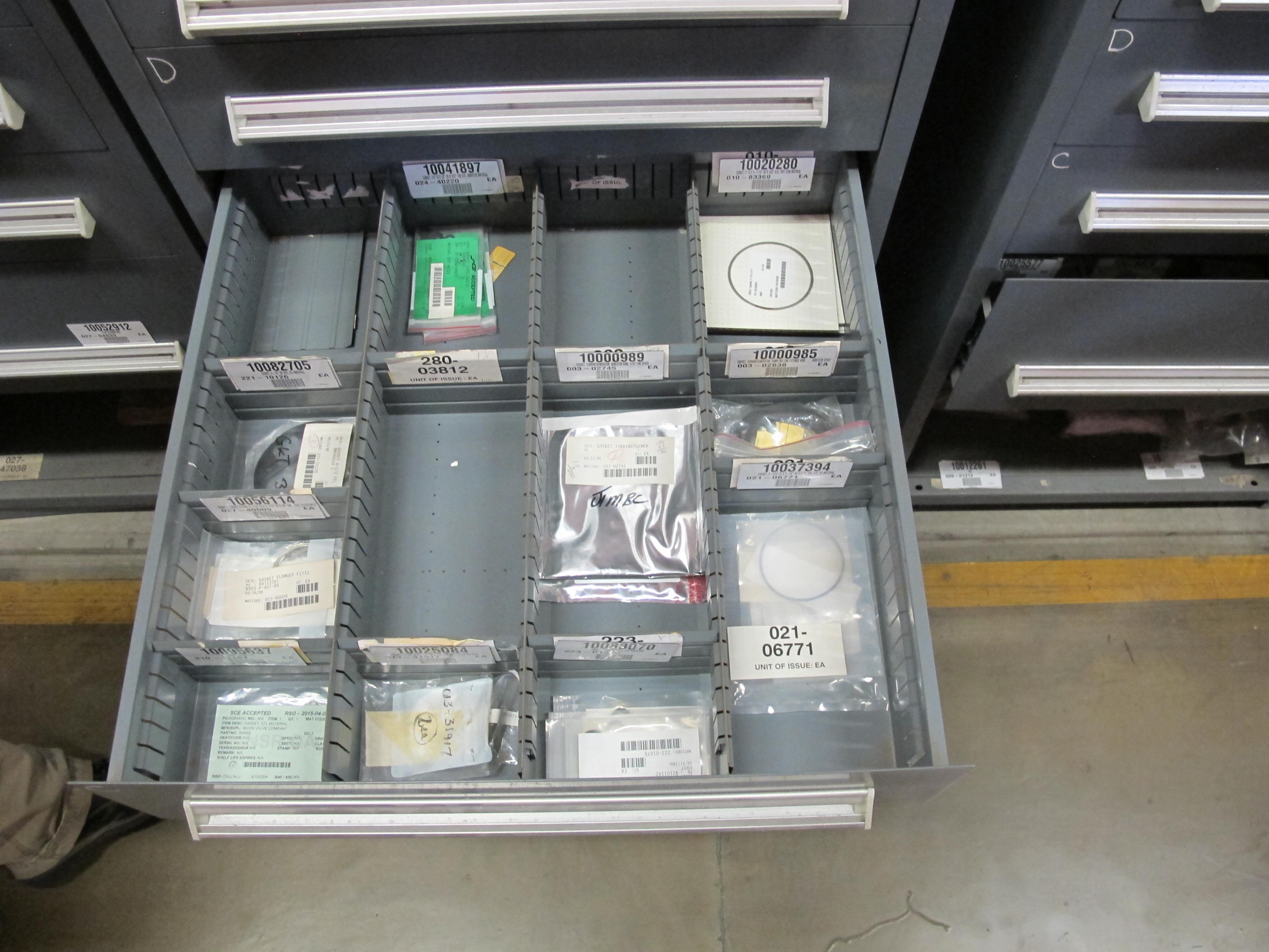 STANLEY VIDMAR HEAVY DUTY 5-DRAWER PARTS CABINET W/ CONTENTS (W-50) LOADING & HANDLING FEE $25-